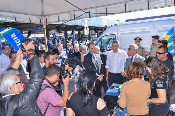 O governador José Eliton reforçou nesta quarta-feira (2) as medidas de prevenção e combate ao crime no transporte coletivo da Grande Goiânia: em parceria com o Tribunal de Justiça de Goiás (TJ-GO), o Ministério Público Estadual, (MP-GO), a Polícia Militar e Prefeitura de Goiânia, ele implantou a Operação Ponto Final: ao Assédio, ao Desrespeito e à Violência , que vai garantir, no local, registro imediato de ocorrências e realização de audiências preliminares para soluções de conflitos, entre eles porte de drogas, assédio e roubo; ação integra o Mais Segurança, que já implantou o Batalhão nos Terminais