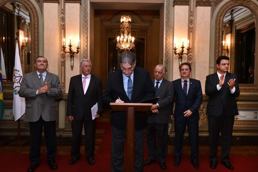 O governador Fernando Pimentel assinou, no Palácio da Liberdade, em Belo Horizonte, dois decretos que, segundo o executivo, normatizam a concessão de estímulos ao investimento no estado por meio dos Regimes Especiais de Tributação e dos Protocolos de Intenções; o governo informou que as medidas irão garantir um ambiente de segurança jurídica tanto para as empresas beneficiadas com incentivos fiscais quanto para a política de atração e manutenção de investimentos adotada pelo governo estadual