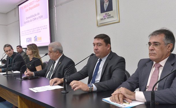 A Assembleia promoveu nesta terça-feira, 24, seminário regional para discutir o Projeto de Lei nº 6814/17 que institui normas para licitações e contratos da Administração Pública. A proposta revoga a Lei nº 8.666/93, a Lei nº 10.520/02, e dispositivos da Lei nº 12.462/11; os trabalhos foram abertos pelo presidente do Legislativo, José Vitti (PSDB); de acordo com Vitti, o tema é muito significativo tendo em vista que alguns Estados estão avançando nesta discussão. “Esse debate precisa ser efetivamente colocado no Congresso Nacional, pois nós estamos caminhando para evolução. As coisas tendem a melhorar. A lei de licitações e contratos, muitas vezes, amarra muito os gestores, dificultando suas gestões”