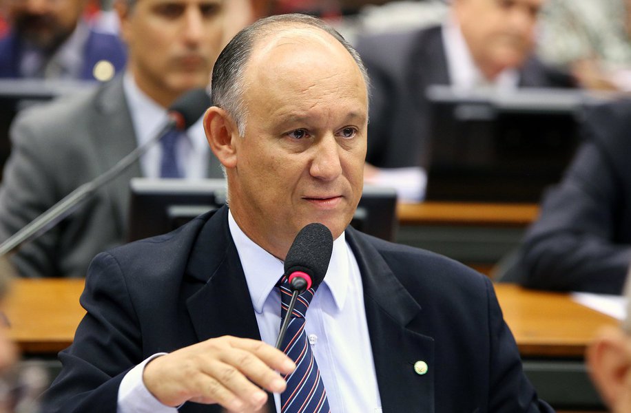 Mais um parlamentar prestou solidariedade ao ex-presidente Lula; desta vez, o deputado federal Pepe Vargas (PT-RS) afirmou que "não só Lula eles querem prender, mas também o sonho de um país mais justo! Jamais deixaremos aprisionar este sonho. A luta continua!"; "O legado de Lula para o Brasil não é o fim, é o meio. A luta continua! Vamos seguir acreditando, por Lula e pelo povo!", disse