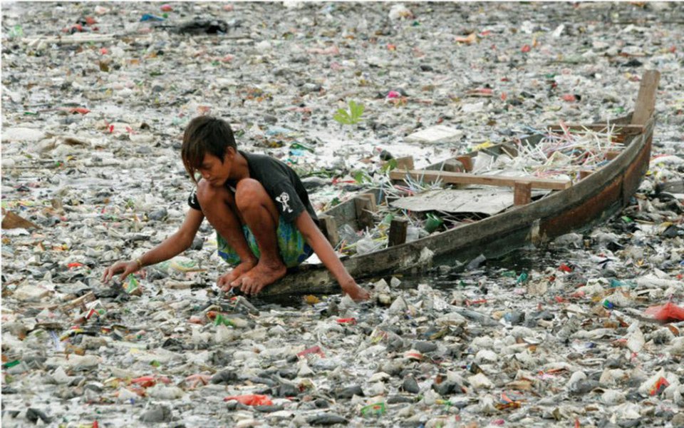 A Ilha de Plástico do Pacífico é um enorme acúmulo de detritos flutuantes trazidos e mantidos no local pelo jogo das correntes oceânicas. Recente estudo publicado na revista Nature pela organização ambientalista holandesa Ocean Cleanup Foundation demonstra que o problema é muito mais sério do que parecia. Na foto de abertura, visão aérea de uma ilha de plásticos ao largo de Honduras.