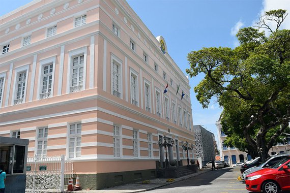 60 homens da Polícia Federal cumprem mandados de busca e apreensão nas cidades de Batalha, Jacaré dos Homens e Maceió; ação é um desdobramento a Operação Sururugate, que investigou desvio de dinheiro na Assembleia Legislativa de Alagoas (ALE) após uma auditoria da Controladoria Geral da União (CGU) na folha de pagamento; essa etapa tem como alvo políticos e pessoas supostamente envolvidas no esquema