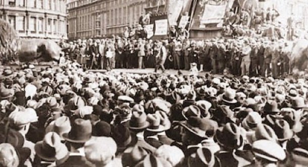 O grande júri vestiu a toga da verdade, como um inquisidor do século 15. A grande imprensa apoio o poder do establishment e farsa legal foi desencadeada contra os trabalhadores despojados