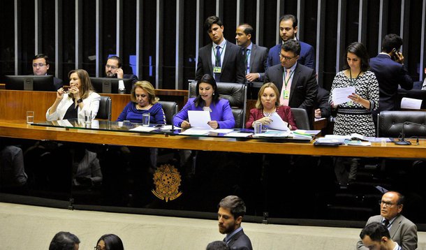 Plenário da Câmara dos Deputados aprovou a emenda substitutiva da deputada Laura Carneiro (sem partido-RJ) ao Projeto de Lei 5452/16, do Senado, que tipifica o crime de divulgação de cenas de estupro e aumenta a pena para estupro coletivo; matéria agora retorna ao Senado