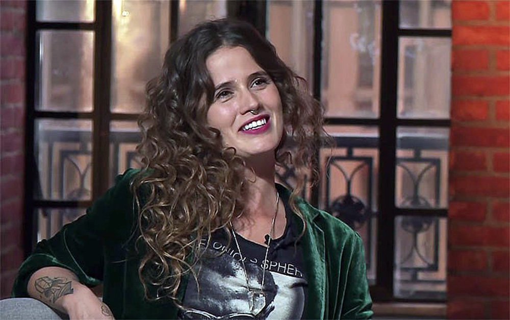 No programa da TVT, cantora falou sobre trabalho e participação em manifestações. Ela prepara novo disco. "Continuarei cantando músicas de amor. O amor também é um tema político"; leia reportagem de Vutor Nuzzi