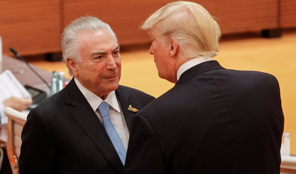 Em detalhada análise publicada no portal europeu Brasil Wire, o jornalista Brian Mier mostra como as empresas como a Microsoft, Monsanto, Boeing, Chevron e Shell estão lucrando com as políticas adotadas depois do golpe de 2016 e como entidades como a AS-COA construíram o apoio ao golpe na mídia americana 