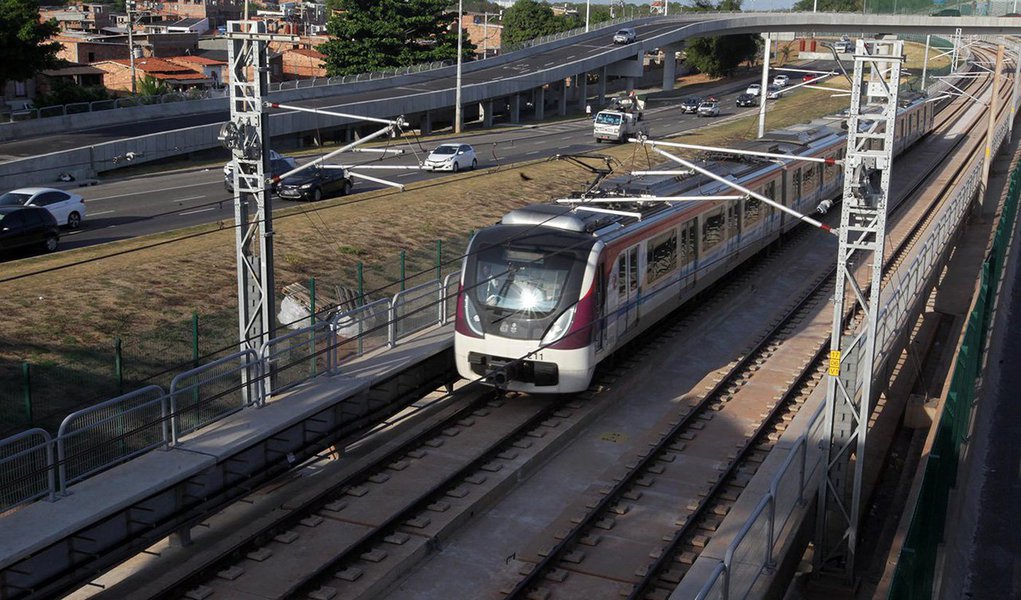 A operação pré-comercial do metrô, entre as estações Mussurunga e Aeroporto, em Salvador, já começou, mas com as viagens sem passageiros acontecendo diariamente das 15h à 0h, e sem interferência na rotina de embarque e desembarque dos passageiros nos demais trechos; ação permite que sejam realizados os testes necessários para o início da operação comercial no trecho, prevista para as próximas semanas