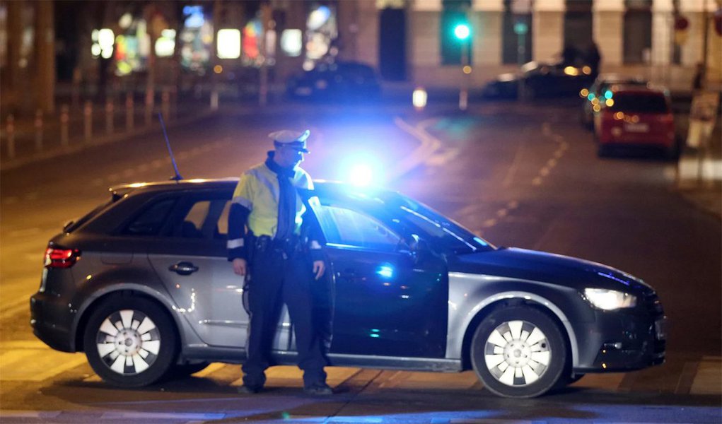 Quatro pessoas ficaram gravemente feridas em dois ataques com facas em um bairro da capital austríaca Viena na noite desta quarta-feira, mas não estavam claros os motivos e se havia conexão entre os atos; um cidadão do Afeganistão foi posteriormente preso em conexão com o segundo ataque, mas nenhum outro detalhe estava imediatamente disponível; Viena não passou por nenhum ataque fatal de militantes islâmicos como os que abalaram Paris, Berlim e Bruxelas desde 2015