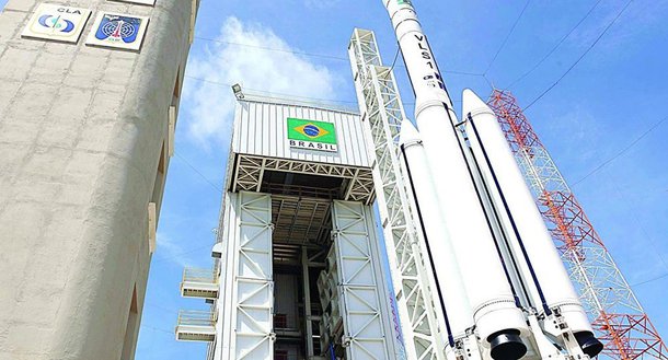 Empresas norte-americanas ansiosas para explorar o crescente mercado de lançamentos de satélites de baixo custo podem se tornar as primeiras clientes quando o centro espacial brasileiro de Alcântara, no Maranhão, abrir uma base de lançamento espacial comercia; acordo de salvaguardas pode ser concluído neste ano se o Departamento de Estado norte-americano receber permissão para negocia; tentativa anterior de parceria espacial entre os EUA e o Brasil fracassou em 2003, quando o acordo de salvaguardas tecnológicas enfrentou resistência do governo do então presidente Lula e foi rejeitado por parlamentares