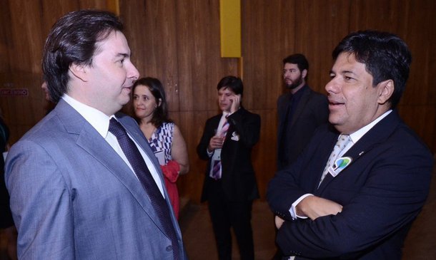 Ministro da Educação e vice-presidente do DEM, Mendonça Filho, afirmou que o presidente da Câmara dos Deputados, Rodrigo Maia (DEM-RJ), é o nome que irá liderar o partido na disputa eleitoral pela Presidência da República; Maia já vinha se movimentando para se colocar como o candidato e tanto ele quanto seu partido desenham uma migração do campo da direita para o centro; pré-candidatura do presidente da Câmara está sendo lançada nesta quinta-feira (8) em convenção do DEM