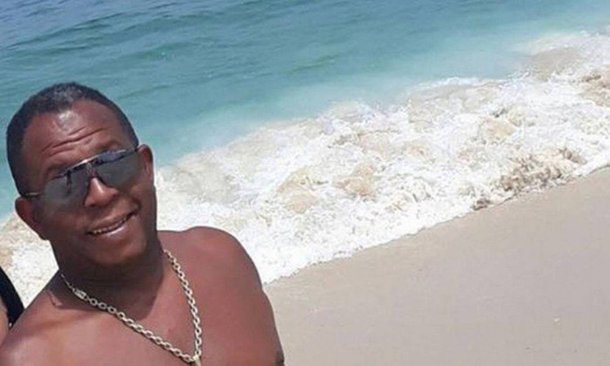 O segundo sargento da Polícia Militar do Rio, Marcos Aurélio Nascimento Almeida, foi assassinado na porta de sua casa, por volta das 21h40 desta quarta-feira (7), em Campo Grande, na zona oeste; ele e a namorada voltavam de uma pizzaria e assim que o policial desceu de seu carro para abrir o portão de sua casa, um homem, que estava sentado num banco da praça em frente à residência, se aproximou e efetuou os disparos