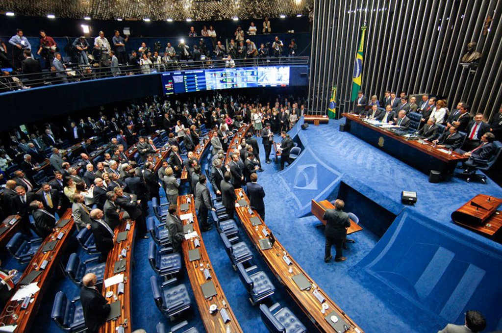 O Senado aprovou, nesta quarta-feira (7) um projeto que ratifica acordo de céus abertos entre Brasil e Estados Unidos, firmado em 2011 entre  Dilma Rousseff e o então presidente Barack Obama. Segundo o acordo, a abertura ou fechamento de novas rotas áreas entre os dois países passarão a ser livres, de acordo com a decisão das empresas. Isso significa que não haverá mais o limite atual de 301 voos semanais. As companhias estadunidenses continuam proibidas de operar voos domésticos no Brasil, e vice-versa. 