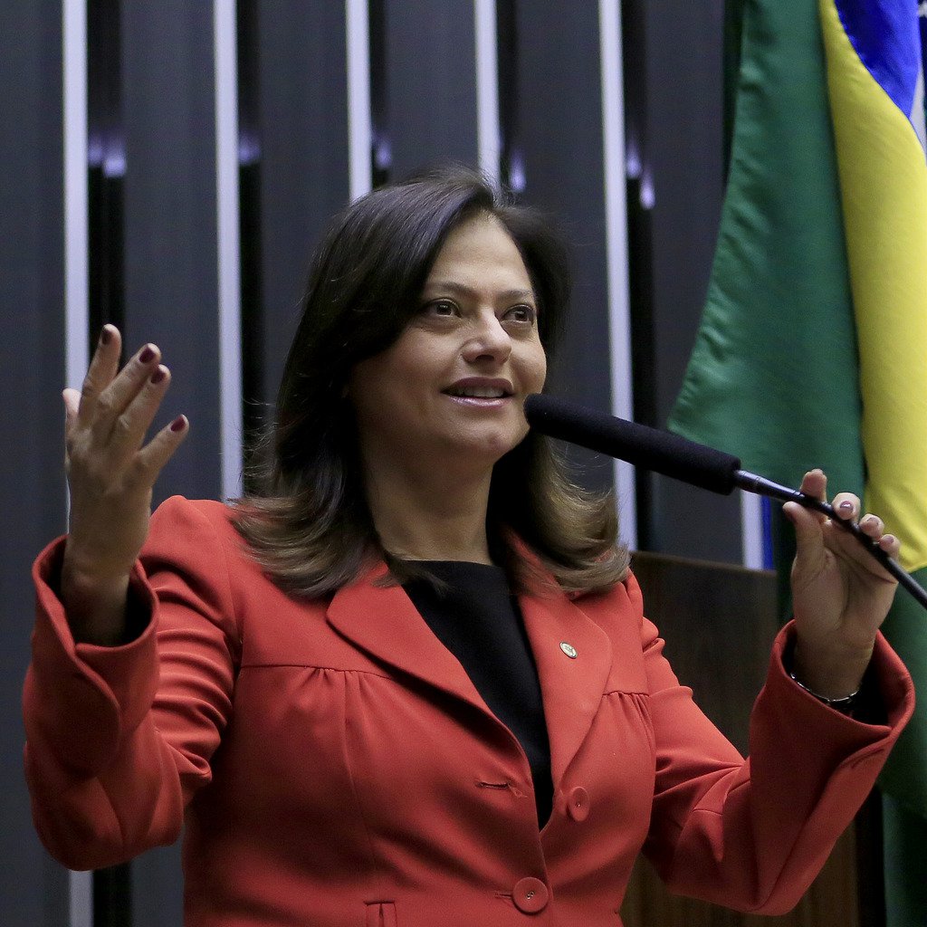 Única mulher da bancada baiana na Câmara, Alice Portugal diz que apesar de as mulheres serem a maioria da população, “não somos representadas nos espaços de poder, na Câmara,  por exemplo,  somos 513 deputados e apenas 51 mulheres. Na Bahia, dos 39, eu sou a única atualmente”; a parlamentar revela que o assassinato de mulheres negras aumentou 54% em 10 anos e que 12 mulheres são assassinadas por dia no Brasil