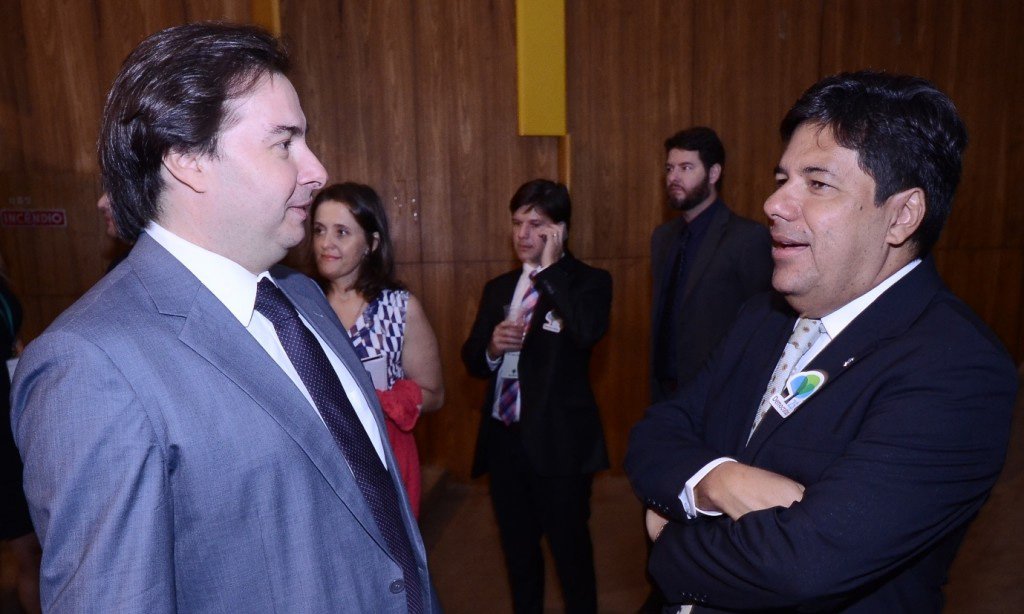 Ministro da Educação e vice-presidente do DEM, Mendonça Filho, afirmou que o presidente da Câmara dos Deputados, Rodrigo Maia (DEM-RJ), é o nome que irá liderar o partido na disputa eleitoral pela Presidência da República; Maia já vinha se movimentando para se colocar como o candidato e tanto ele quanto seu partido desenham uma migração do campo da direita para o centro; pré-candidatura do presidente da Câmara está sendo lançada nesta quinta-feira (8) em convenção do DEM