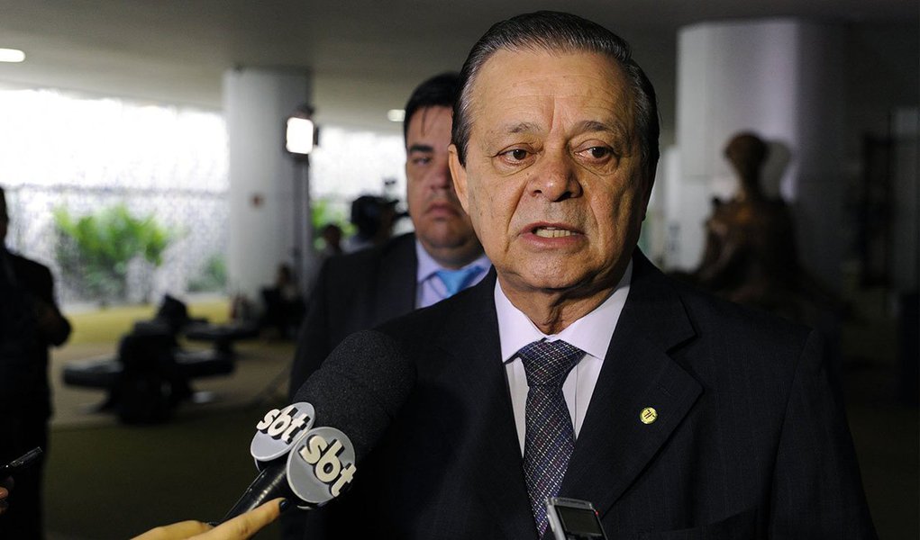 Indicado pelo deputado federal Jovair Arantes (PTB-GO), a Susep - empresa que atua como xerife do mercado de seguros no Brasil, está investigando o seu ex-diretor, Cássio Cabral; ele é suspeito de favorecer a Capemisa, livrando a empresa da intervenção da Aplub, que era controlada pela própria Capemisa; o rombo deixado é de  R$ 150 milhões, o que teria lesado 50 mil contribuintes; Jovair Arantes foi o relator do impeachment na Câmara que afastou do governo Dilma Roussef, uma presidente honesta e que não cometeu crime algum