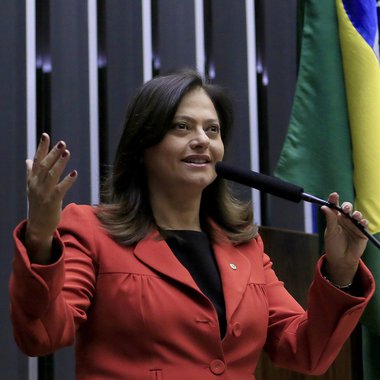 Única mulher da bancada baiana na Câmara, Alice Portugal diz que apesar de as mulheres serem a maioria da população, “não somos representadas nos espaços de poder, na Câmara,  por exemplo,  somos 513 deputados e apenas 51 mulheres. Na Bahia, dos 39, eu sou a única atualmente”; a parlamentar revela que o assassinato de mulheres negras aumentou 54% em 10 anos e que 12 mulheres são assassinadas por dia no Brasil