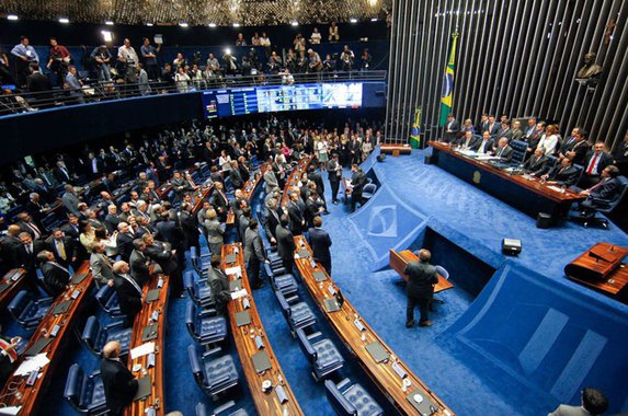 O Senado aprovou, nesta quarta-feira (7) um projeto que ratifica acordo de céus abertos entre Brasil e Estados Unidos, firmado em 2011 entre  Dilma Rousseff e o então presidente Barack Obama. Segundo o acordo, a abertura ou fechamento de novas rotas áreas entre os dois países passarão a ser livres, de acordo com a decisão das empresas. Isso significa que não haverá mais o limite atual de 301 voos semanais. As companhias estadunidenses continuam proibidas de operar voos domésticos no Brasil, e vice-versa. 