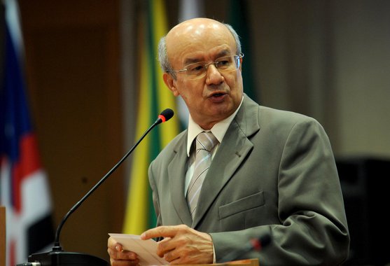 Projeto do senador José Pimentel (PT-CE) estabelece que deverão dar publicidade às suas agendas de trabalho o presidente e o vice-presidente da República, assim como os presidentes dos tribunais superiores, do Senado, da Câmara dos Deputados, do Tribunal de Contas da União, além do Procurador Geral da República. Estão incluídos, por exemplo, registro de eventos públicos; audiências e reuniões com agentes públicos ou privados; viagens ou missões a serviço, inclusive internacionais; eventos externos; eventos políticos-eleitorais; entre outros. “Todos os dirigentes com poder de mando e decisão estratégica devem estar sujeitos ao exame minucioso da sociedade”, justificou