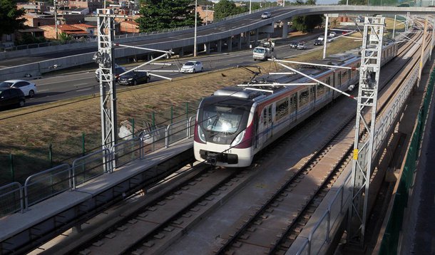 A operação pré-comercial do metrô, entre as estações Mussurunga e Aeroporto, em Salvador, já começou, mas com as viagens sem passageiros acontecendo diariamente das 15h à 0h, e sem interferência na rotina de embarque e desembarque dos passageiros nos demais trechos; ação permite que sejam realizados os testes necessários para o início da operação comercial no trecho, prevista para as próximas semanas