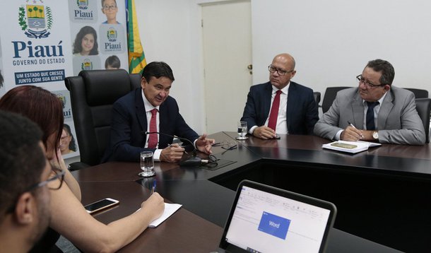 Depois de ter viajado para Portugal e Espanha, o governador Wellington Dias agora acerta com a Caixa Econômica Federal as condições para a implementação de um projeto piloto na área de habitação no estado do Piauí, com a utilização de um Fundo Europeu; o objetivo é garantir condições de uma alternativa em que a taxa de remuneração seja semelhante ao do Minha Casa, Minha Vida; “Estamos falando de um contrato de aproximadamente R$ 50 milhões para garantir a construção de aproximadamente 300 unidades habitacionais, em padrão compatível, inicialmente em Teresina. O objetivo é fomentar a geração de emprego e renda”, disse ele