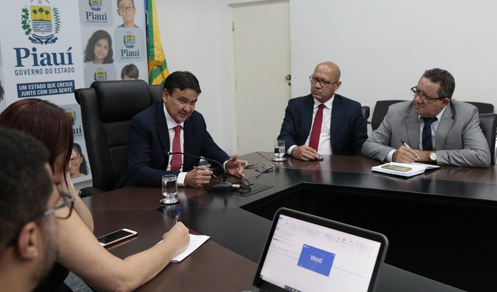 Depois de ter viajado para Portugal e Espanha, o governador Wellington Dias agora acerta com a Caixa Econômica Federal as condições para a implementação de um projeto piloto na área de habitação no estado do Piauí, com a utilização de um Fundo Europeu; o objetivo é garantir condições de uma alternativa em que a taxa de remuneração seja semelhante ao do Minha Casa, Minha Vida; “Estamos falando de um contrato de aproximadamente R$ 50 milhões para garantir a construção de aproximadamente 300 unidades habitacionais, em padrão compatível, inicialmente em Teresina. O objetivo é fomentar a geração de emprego e renda”, disse ele