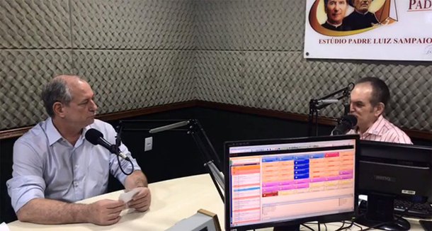Em entrevista à rádio Padre Cícero, de Juazeiro do Norte (CE), o presidenciável Ciro Gomes, do PDT, voltou a decretar a inelegibilidade do ex-presidente Luiz Inácio Lula da Silva; "O Lula está fora da eleição e isso aumenta a minha responsabilidade. Na outra eleição, nós dividíamos o voto da esquerda. Sem ele, minha responsabilidade é maior", disse ele; Ciro afirmou ainda ter certeza de que, no segundo turno, ele e o PT estarão juntos; "tem muita gente no PT que faz intriga, mas minha relação com o Lula é muito antiga e, mesmo que o PT lance um candidato, nós vamos nos encontrar mais adiante"; Ciro também defendeu uma nova política industrial e citou o caso da cadeia de óleo e gás, em que o Brasil exporta petróleo bruto e importa derivados; "isso não tem cabimento"