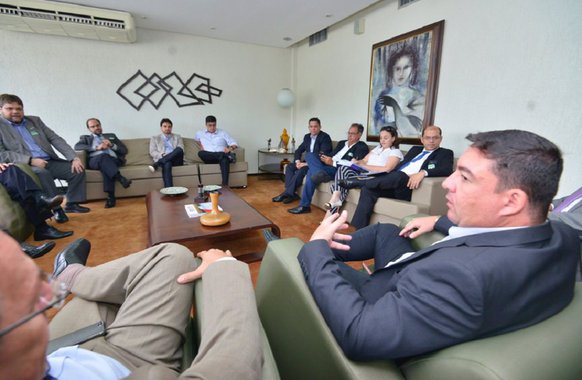 O presidente da Assembleia Legislativa, José Vitti (PSDB), reuniu-se com o presidente do Conselho de Desenvolvimento Econômico, Sustentável e Estratégico de Goiânia (Codese), Euclides Siqueira, e empresários que compõem a entidade para tratar de demandas e projetos com repercussão na qualidade de vida na grande Goiânia; foram apresentados estudos e debatidas ações que visem a elevação do IDH de Goiânia e região metropolitana, que, segundo estimativa de 2017 do IBGE, já ultrapassa o patamar de 2,5 milhões de habitantes e é a 13ª maior do país