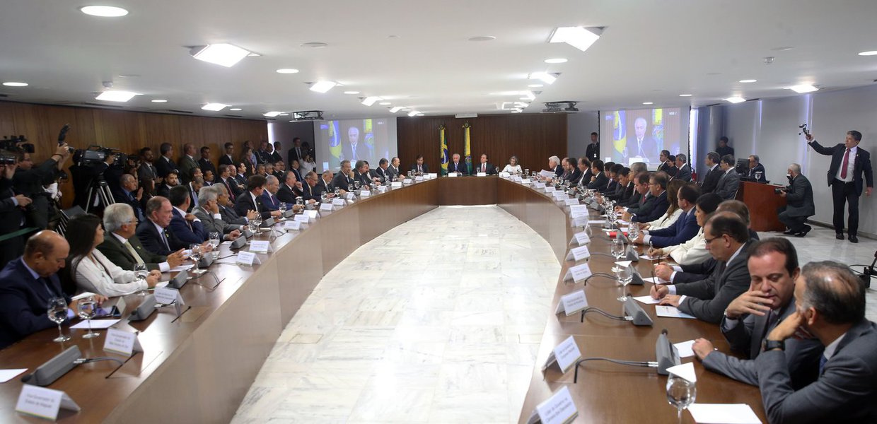 O governo federal vai destinar 42 bilhões de reais para a segurança pública nos Estados, inclusive para o reequipamento das polícias, nos próximos cinco anos, dos quais 5 bilhões de reais serão liberados em 2018; anúncio foi feito pelo ministro da Segurança Pública, Raul Jungmann, durante reunião com representantes dos 27 Estados, esta manhã, no Palácio do Planalto; desse total, 33,6 bilhões de reais serão oferecidos aos Estados como financiamento pelo BNDES