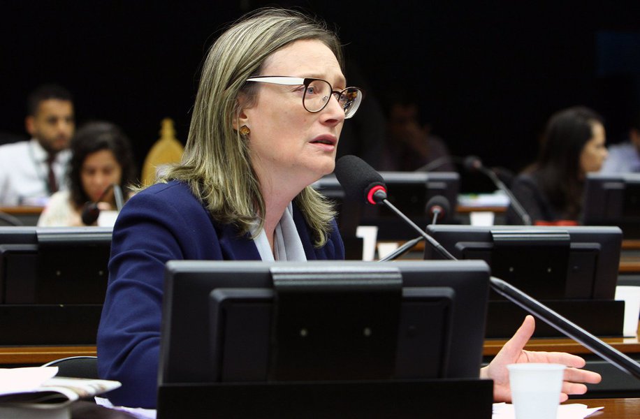 A deputada federal Maria do Rosário (PT-RS) criticou uma reportagem do jornal, segundo a qual o "Desemprego sobe, mas isso não é desanimador"; após afirmar chamar a atenção para "gente sem rosto para o mercado ao qual os governantes servem", ele sugeriu organizações "em sindicatos, associações, movimentos e lutem. Quem tem fome tem pressa"; a taxa de desemprego no País aumentou para 12,2% e afeta 12,7 milhões de brasileiros