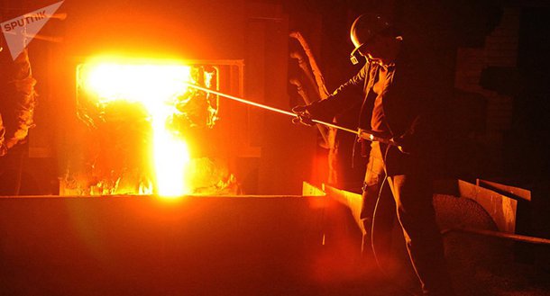 
Após procurar o Paraguai para expandir sua produção e contornar os problemas logísticos do Brasil, hoje as empresas nacionais procuram o país vizinho por "sobrevivência", afirma o diretor do Centro Empresarial Brasil-Paraguai (Braspar), Wagner Weber; ele ressalta que após o fim do "boom econômico" brasileiro em 2014, quando a migração era causada pela falta da mão de obra e pelo custo da energia elétrica, as mudanças mudaram de figura; "Com a crise brasileira, as empresas passaram a vir para o Paraguai pela necessidade de sobrevivência"
