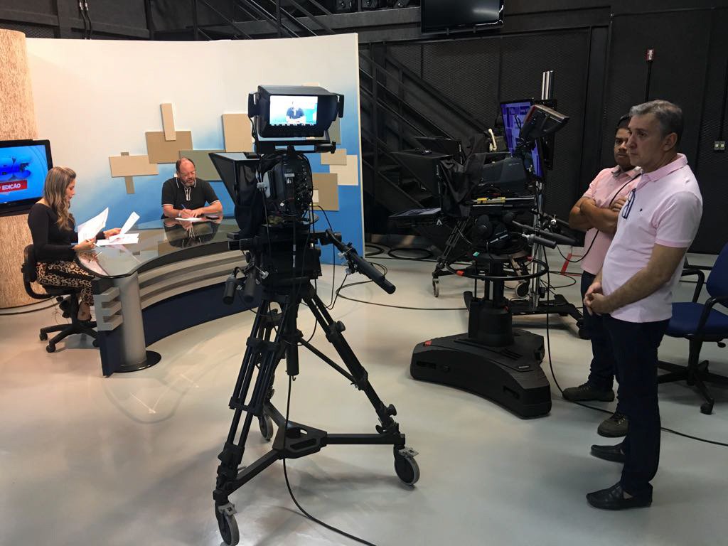 A Televisão Brasil Central emissora vinculada ao governo de Goiás, entrou em nova fase a partir de fevereiro, sob o comando do jornalista João Bosco Bittencourt; a nova TBC reforçou a cobertura jornalística, a interatividade e vem fazendo transmissões ao vivo; o jornalismo está mais sintonizado com as demandas da sociedade e boletins de hora em hora foram introduzidos na programação, medida que foi copiada pela TV Anhanguera, afiliada da Globo; com sinal de alta definição, a nova TBC também investe na cobertura política e até integrantes da oposição passaram a ter espaço na emissora; o governador Marconi Perillo avisou que os investimentos na emissora vão continuar