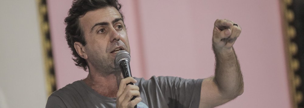 Deputado estadual Marcelo Freixo (Psol) fez referência à intervenção no Rio; após destacar a violência no Nordeste, o parlamentar disse que, "pela lógica, se o Temer estivesse preocupado com a violência, começaria com o Rio Grande do Norte"; "O que o Temer está fazendo é se apropriando do medo para criar um projeto político"; A intervenção é uma "loucura para salvar a pele do PM", avalia; "O PMDB é o maior crime organizado do Rio de Janeiro. Não sou eu quem está dizendo, isto está na denúncia contra o Cabral. A quadrilha pela qual ele responde à justiça é o próprio governo"