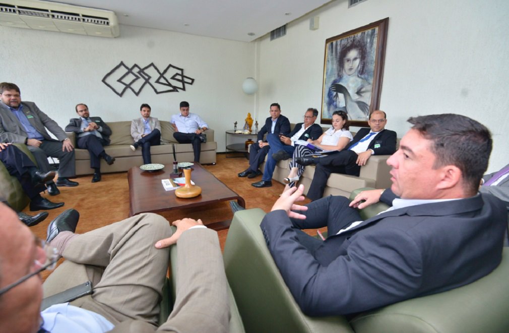 O presidente da Assembleia Legislativa, José Vitti (PSDB), reuniu-se com o presidente do Conselho de Desenvolvimento Econômico, Sustentável e Estratégico de Goiânia (Codese), Euclides Siqueira, e empresários que compõem a entidade para tratar de demandas e projetos com repercussão na qualidade de vida na grande Goiânia; foram apresentados estudos e debatidas ações que visem a elevação do IDH de Goiânia e região metropolitana, que, segundo estimativa de 2017 do IBGE, já ultrapassa o patamar de 2,5 milhões de habitantes e é a 13ª maior do país