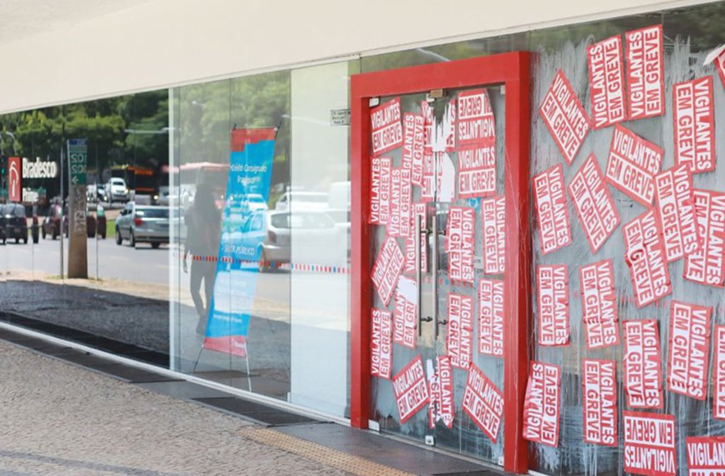 De acordo com o Sindicato dos Vigilantes do Distrito Federal (Sindesv-DF), a decisão se deve ao fato de as empresas de segurança estarem aproveitando a reforma trabalhista para cortarem direitos históricos, "com o único propósito de aumentarem ainda mais os seus lucros”; a principal reivindicação dos vigilantes é que os salários e os tíquetes alimentação sejam reajustados em 7% e que seja mantida a Convenção Coletiva de Trabalho em vigor