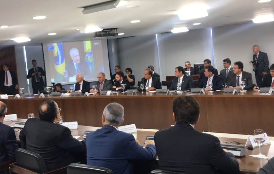 Durante reunião com Michel Temer e governadores em Brasília, nesta quinta-feira (1), o governador Camilo Santana (PT) defendeu um sistema único de segurança pública no País, assim como já existe na saúde e educação, a criação de um fundo financeiro de apoio aos estados e a implantação de centros regionais de inteligência da Polícia Federal. “Há muito tempo venho alertando para a necessidade do envolvimento do Governo Federal com esse assunto da violência, que afeta todos os brasileiros. É papel da União combater o tráfico de drogas e armas, além de proteger as nossas fronteiras. É inadmissível que esse assunto tenha sido ignorado por tanto tempo”, afirmou