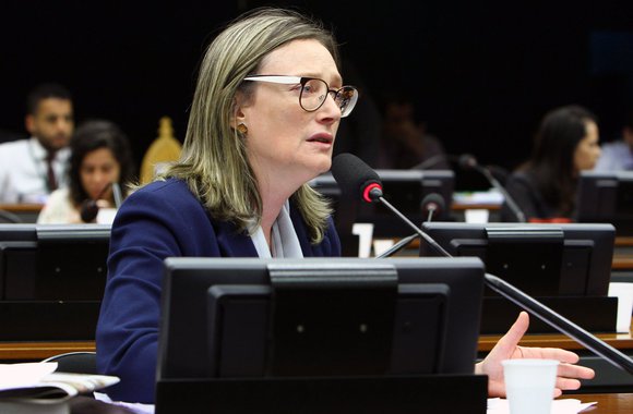 A deputada federal Maria do Rosário (PT-RS) criticou uma reportagem do jornal, segundo a qual o "Desemprego sobe, mas isso não é desanimador"; após afirmar chamar a atenção para "gente sem rosto para o mercado ao qual os governantes servem", ele sugeriu organizações "em sindicatos, associações, movimentos e lutem. Quem tem fome tem pressa"; a taxa de desemprego no País aumentou para 12,2% e afeta 12,7 milhões de brasileiros