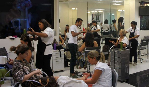 Dados do governo do estado apontam que o Produto Interno Bruto (PIB) baiano registrou avanço de 0,7%, na comparação do quarto trimestre de 2017 com igual período de 2016, encerrando o ano com alta de 0,4%; o setor agropecuário terminou o ano crescendo 15,1%, o de serviços – setor com maior peso na economia (71,0%) – registrou alta de 0,7% e o industrial registrou queda em todas as quatro atividades que compõem o setor