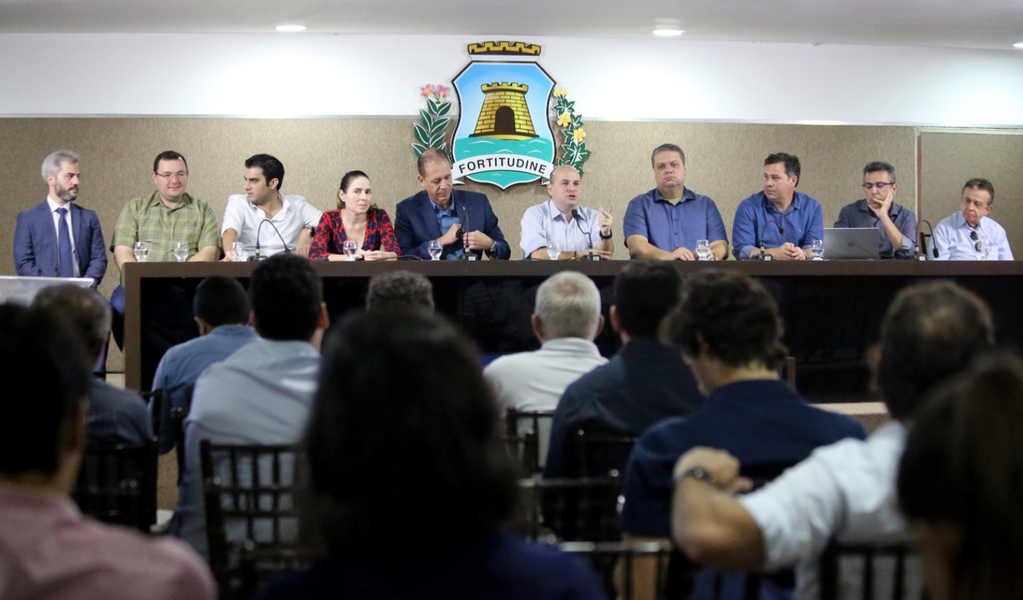 Lançado nesta quinta (1) pelo prefeito Roberto Cláudio (PDT), o edital para a realização de Estudos de Viabilidade e Soluções Financeiramente Viáveis para Modernização e Ampliação dos Terminais de Ônibus tem como objetivo melhorar a qualidade da operação dos equipamentos da Capital. “A razão para fazer uma PPP como essa é encontrar caminhos para melhorar o serviço dos terminais para o usuário e captar recursos privados para, em um prazo de tempo curto, aumentar a área física dos terminais, ampliar banheiros, reduzir filas, melhorar a segurança, trazer mais tecnologia e modernidade”, explicou o gestor