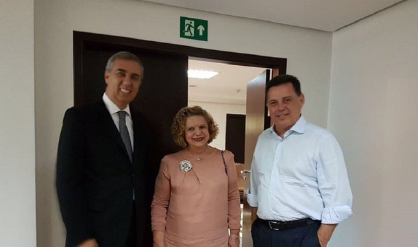 A senadora Lúcia Vânia (PSB) estará na chapa majoritária com o governador Marconi Perillo (PSDB) e o vice-governador José Eliton (PSDB); o acordo foi fechado na reunião que os três tiveram no Palácio Pedro Ludovico Teixeira na quinta-feira (1º); assim a outra vaga para o Senado é do governador Marconi; quem fica em situação mais delicada agora é o senador Wilder Morais, do PP, que pode ser suplente de Marconi ou migrar para a oposição