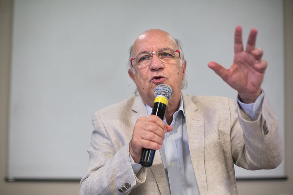 Ex-ministro dos Direitos Humanos, Paulo Vannuchi acaba de deixar o mandato na Organização dos Estados Americanos (OEA) e diz que toda a concentração do golpe é inviabilizar a candidatura Lula; “Se inviabilizada, o sistema não tem ameaça. Não é Ciro Gomes (PDT), Guilherme Boulos (PSol), nem Marina Silva (Rede) que ameaçam”; para ele, prender Lula vai disseminar na população mais pobre a ideia de que o país não tem instituições e pode desencadear reações em que não há regras, com surtos de violência, política e não-política; "Isso não é bom para ninguém, nem para o capital brasileiro, nem para as empresas. Os investidores estrangeiros gostam de investir em países em que há estabilidade”, afirma Paulo Vannuchi 