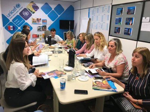 A equipe do Programa da Primeira Infância de Alagoas se reuniu esta semana com representantes do Fundo das Nações Unidas para a Infância (Unicef ) para discutir sobre a convergência das ações do Selo Unicef  e o trabalho que está sendo desenvolvido no Estado; outro tema alinhado no encontro foi o combate à gravidez na adolescência; o Selo tem como objetivo estimular os municípios a implementar políticas públicas para redução das desigualdades e garantir os direitos das crianças e dos adolescentes