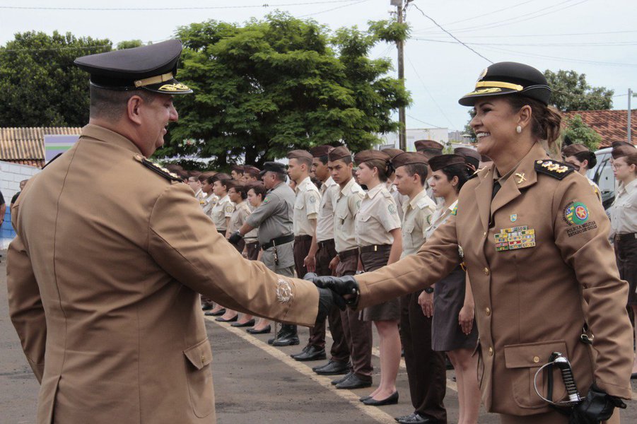 No mês em que se comemora o Dia Internacional da Mulher, a coronel Silvana Rosa de Jesus Ramos assumiu na sexta-feira (2), o 8.º Comando Regional da Polícia Militar de Rio Verde; é a primeira mulher a coordenar uma grande regional do Estado; “Assumo essa missão com muita alegria e dedicação”, disse; “Vamos dar continuidade às ações já realizadas e intensificar ainda mais o combate à criminalidade”, afirma. O coronel Aylon José de Oliveira Júnior deixou o cargo