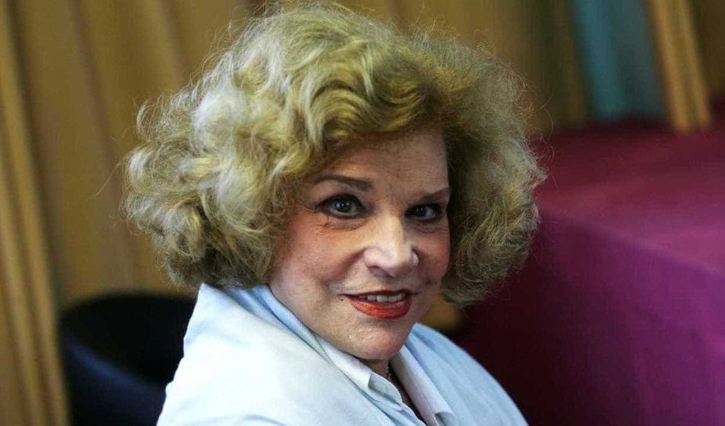 Atriz Tônia Carrero, de 95 anos, morreu na noite desse sábado (3) na Clínica São Vicente, no Rio de Janeiro. Ela estava internada desde sexta-feira (2) para a realização de um procedimento cirúrgico simples, mas não resistiu a uma parada cardíaca; local e informações do velório ainda não foram definidos pela família; seu último trabalho na televisão foi na telenovela Senhora do Destino, em 2004