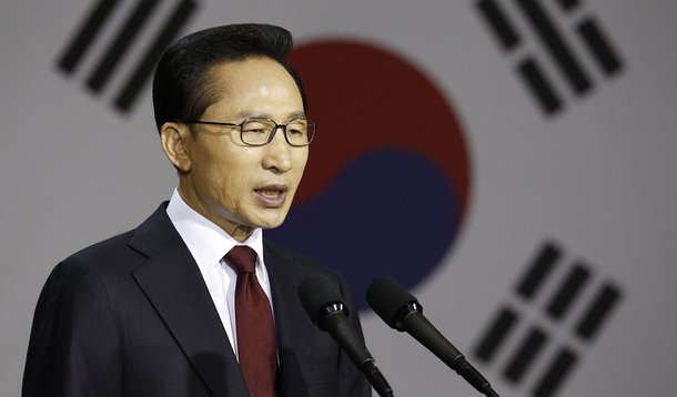 Procuradores sul-coreanos intimaram o ex-presidente do país Lee Myung-bak a prestar depoimento sobre alegações de que teria recebido suborno enquanto estava no poder;  procuradores da Coreia do Sul pediram no mês passado pena de 30 anos de prisão para a também ex-presidente Park Geun-hye, sucessora de Lee, que foi deposta no último ano em meio a um escândalo de tráfico de influência e está sendo julgada por acusações de suborno, abuso de poder e coerção