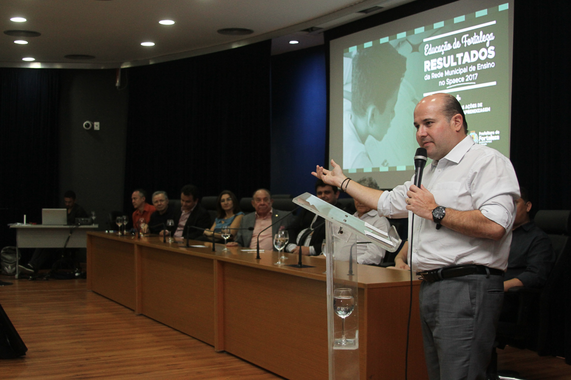 Dados preliminares do Spaece 2017 apresentados pelo prefeito Roberto Cláudio (PDT) mostram que o município de Fortaleza alfabetizou 91,9% dos alunos na idade certa e obteve a melhor proficiência da história, com 202 escolas no nível adequado. “Esses números são muito importantes, mas nossa meta é alcançar 100% das crianças alfabetizadas em Fortaleza”, afirmou o chefe do Executivo estadual