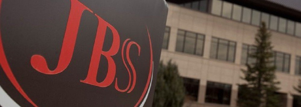 A Justiça Federal em São Paulo decretou o sequestro de 25 milhões de ações da JBS S/A em substituição do seguro-garantia que o grupo se havia comprometido a apresentar na ação penal em que são réus por insider trading os irmãos Joesley Batista e Wesley, seus principais acionistas, e na qual tiveram bloqueados R$ 238 milhões; os dois são acusado sde ter usado informações privilegiadas da delação assinada com a Procuradoria-Geral da República para lucrar no mercado de câmbio e de ações
