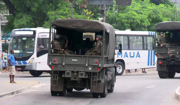 Forças Armadas deflagraram nessa sexta-feira, junto com as forças policiais do Rio de Janeiro, uma operação contra o tráfico de drogas e o roubo de cargas na cidade de São Gonçalo, na Região Metropolitana do Estado, enquanto uma ação separada das forças de segurança apreendeu 1,5 tonelada de cocaína no Porto do Rio