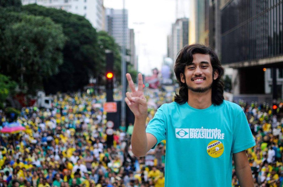 O líder do Movimento Brasil Livre (MBL) Kim Kataguiri teve negado um pedido de direito de resposta contra a Rádio e Televisão Bandeirantes por críticas proferidas pelo jornalista Ricardo Boechat, que disse que Kim Kakaguri, a quem se referiu como “bobalhão”, “resolveu virar o nosso Hitler, ofendendo pessoas que vão a exposição de arte, das quais ele não gosta”; para o magistrado, não houve imputação de fato inverídico, mas crítica à atitude do autor, que, segundo o jornalista, “equipara-se à conduta de outros líderes, cuja atuação é vista pela sociedade, em regra, como algo pernicioso” 