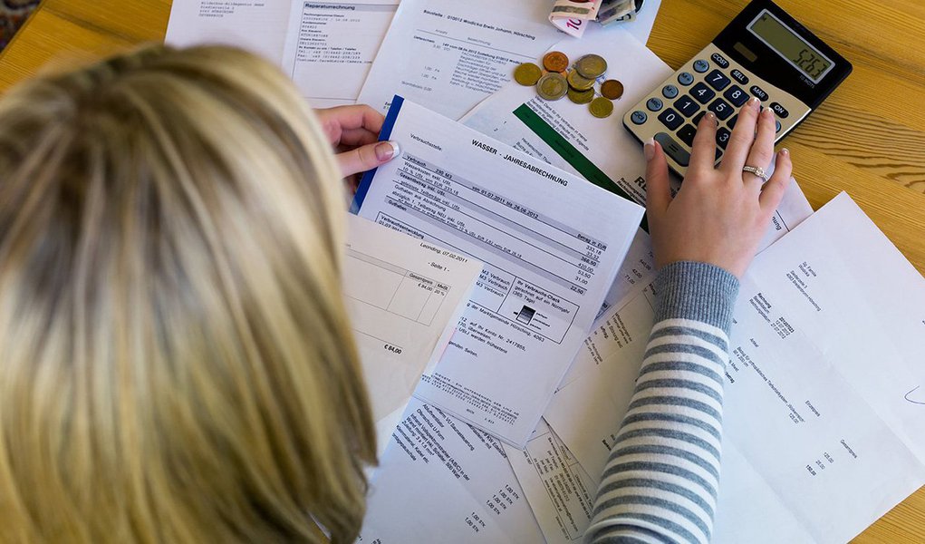 Percentual de famílias com algum tipo de dívida chegou a 61,2% em fevereiro deste ano, segundo dados da Pesquisa de Endividamento e Inadimplência do Consumidor (Peic), da Confederação Nacional do Comércio de Bens, Serviços e Turismo (CNC); taxa é levemente inferior aos 61,3% de janeiro último, mas superior aos 58,7% de fevereiro de 2017; em média, o comprometimento com as dívidas foi de 6,9 meses, sendo que 31,1% das famílias possuem dívidas por mais de um ano