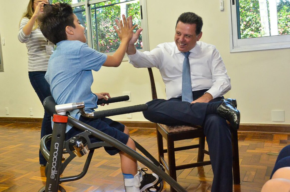 O governador Marconi Perillo recebeu o menino Carlos Eduardo Capucho Maia, o Kaká, acompanhado de seus pais e irmã, para conversar com eles sobre o processo de recuperação do garoto; Kaká passou por seis cirurgias em novembro, para conseguir andar; os procedimentos foram realizados no St. Louis Children’s Hospital, em Missouri, nos Estados Unidos; o governo de Goiás ajudou com as passagens para os EUA; quase dois meses após a cirurgia, Kaká retornou a Goiás e começou a fazer fisioterapia diariamente no Crer, onde frequenta desde os sete meses de vida